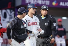 "샤워하다가..." 롯데 역대급 황당 부상 '이럴수가'→김태형 감독도 '한숨 푹'... 오늘(17일) 정상 출전 가능할까