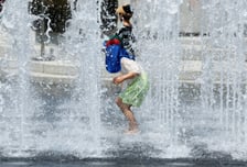 30도 넘는 때이른 무더위…온열질환·물놀이 사고 주의해야