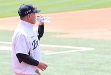 [포토] 김경문 감독 '난 아직 목말라'