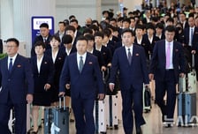 [인천공항 현장] '남색 단복에 하이힐 신고' 北 내고향여자축구단 입국... 말없이 공항 떠났다