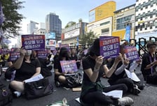 "살아남은 우리가" 다시 빼곡한 포스트잇…강남역 사건 10주기 추모