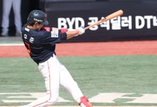 [포토] 심우준, 1200 경기 출장서 힘찬 타격