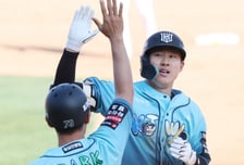 [포토] 최원준, 약속의 8회 역전 하이파이브