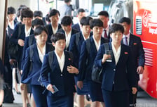 北 여자축구단 입국… 12년만에 한국땅