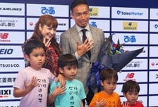 '日 전설' 나가토모, 붕어빵 자녀 넷 '깜짝 등장'에 기자회견장 초토화... "거의 아빠 유전자" 티셔츠 눈길