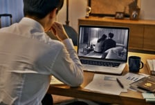 "아내가 미성년자와 불륜" 안방서 스킨십...CCTV에 찍힌 장면 '충격'