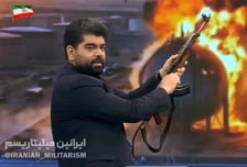 "생방송 중 탕, 탕"...소총 든 이란 앵커, UAE 국기에 발포