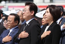 이재명 대통령, 취임 후 첫 5·18 기념식 참석…희생자 유족 등 '위로'