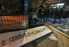 '취재진 폭행' 서부지법 난동 가담자들, 1심서 징역형 집유