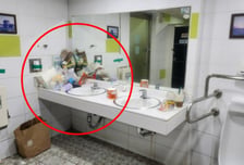 쓰레기장 된 대부도 테마파크 화장실…세면대 위에 한무더기
