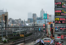 출근길 도쿄 전철서 보조배터리 '펑'…열차 33편 차질, 9300명 피해