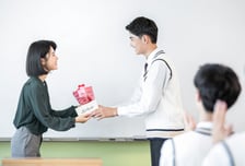 "스승의날 팀장님께 선물?" 사연에 시끌…'직장 괴롭힘' 해당될까