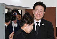 '광주 항쟁' 역사지 찾은 이 대통령 "제가 12월3일 이 방송따라 똑같이…"