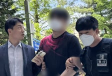 "착수금 30만원에 보복 대행"…현관문 오물 투척한 20대 구속