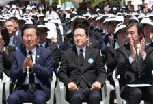 취임 첫 5·18 기념식 참석… 李대통령 "헌법 전문 수록 최선"