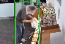 '비닐 복면' 쓰고 자체 모자이크?…무인빵집서 빵 50개 훔친 남성