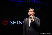 "나도 역사 교육 받겠다" 진화 나선 정용진…"부끄러워야" 내부도 자성