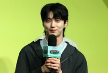 변우석, '21세기 대군부인' 논란 후 첫 공식석상…"죄송" 재차 사과