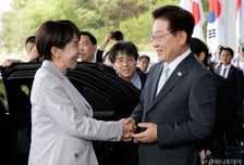 이 대통령 "어젯밤부터 기다렸다" 다카이치 직접 영접...'시밀러룩' 눈길