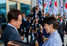 '하회탈 액자'에 '안동포 이불'…다카이치 선물에 진심 담았다