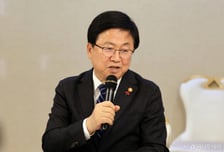 5·18 왜곡도서에 최교진 장관 "유해간행물 관리 시스템 마련하겠다"