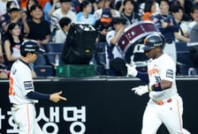 [한번에쓱] 가위바위보 승부는? '승부는 원점으로' 3회말 솔로홈런 터트린 페라자