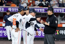 [포토] '4회말 득점한 김태연은 3루로 돌아가야' 항의하는 김경문 감독