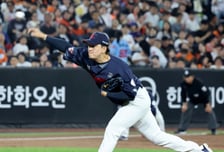 [포토] '8회말 실점위기에서 무실점으로' 김원중
