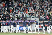 [한번에쓱] '야구는 끝나봐야 안다구!' 한화전 6-4 역전승 자축하는 롯데 선수들