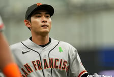 '경기 중 돌연교체→라인업 제외' 허리 붙잡은 이정후, 최악은 피했다... 사령탑 "IL 등재할 정도 아냐, 어제보다 상태 호전"