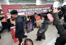 대법 "전장연 '지하철역 스티커 시위' 재물손괴"…벌금형 확정