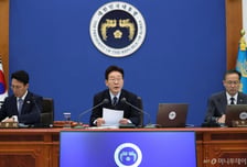[속보]이재명 대통령 "개인적 이익 도모도 중요하지만 연대와 책임의식 되새겨 볼 필요"