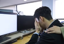 "삼전닉스 얘기 하지마, 가만 안 둔다" 상사의 경고...'직장 내 괴롭힘'일까