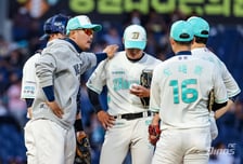 '병살타→병살타→병살타→병살타→병살타' 이런 굴욕이, 호텔서 단체 심야 특타도 무소용 '결국 최하위 추락' 어쩌나
