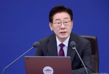 李대통령 "AI 조작정보·과장광고 피해 심각"…'AI 표시의무' 확대 주문
