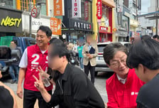 [현장+]"한강버스 못타봤는데"…악수 권하는 오세훈에 시민들 반응은?