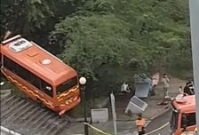 휴게소 계단 돌진한 소방버스…나무 들이받고 소방대원 4명 경상