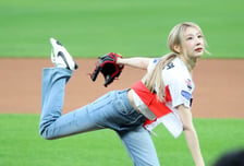 [한번에쓱]'타이거즈 찐판들만 시구한다면서요!' 챔스필드 완벽한 시구로 박수받은 가수 이채연