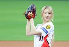 [포토]'타이거즈 찐판들만 시구한다면서요!' 완벽한 시구로 박수받은 가수 이채연