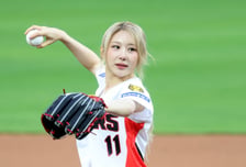 [포토]'찐팬들은 시구도 완벽' 가수 이채연