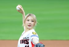 [포토]'나무랄데 없죠?' 완벽한 시구로 박수받은 가수 이채연