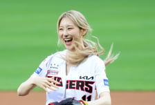 [포토]'미소만개!' 완벽한 시구로 박수받은 가수 이채연