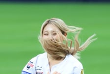 [포토]'앗!!!' 완벽한 시구로 박수받은 가수 이채연