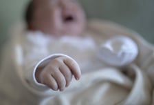 "잠 안 자서" 8개월 아들 리모컨 폭행 살해…30대 친모, 구속기소