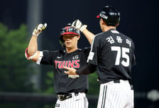 [포토]2-0으로 앞서는 트윈스 '1타점 적시타' 이영빈
