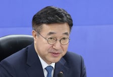 윤호중 "스타벅스 반역사적 행태…공모전·이벤트 경품서 전면 제외"