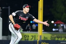 [포토]'마지막은 직접 해결' 1과 1/3이닝 1실점으로 승리지킨 손주영