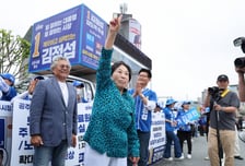 '전원버핏' 전원주, 정청래 손잡고 '엄지척'…2년 전엔 국힘 유세