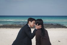 '은밀한 감사' 신혜선X공명, 입맞춤 1초전...지켜보는 김재욱은 쓸쓸
