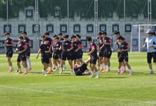 러닝 도중 선수 넘어지자 꺄르르... 北 내고향, 한국서 마지막 훈련도 '화기애애' [수원 현장]